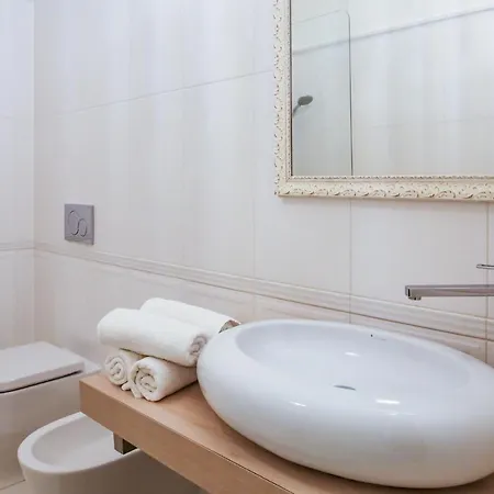 White & Gray Appartement Praag