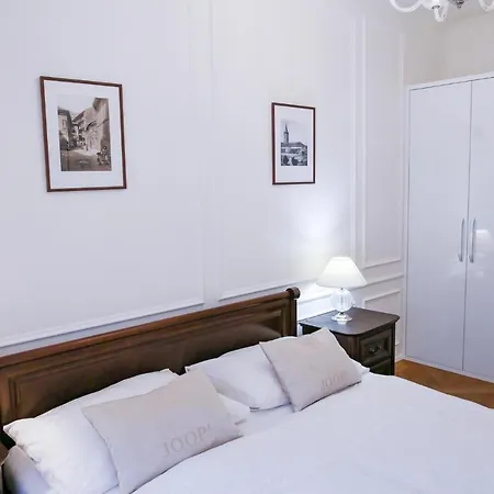 White & Gray * Praag